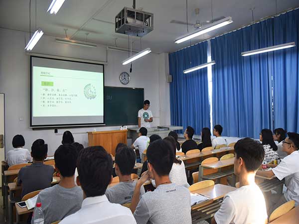 先进班集体答辩01.jpg